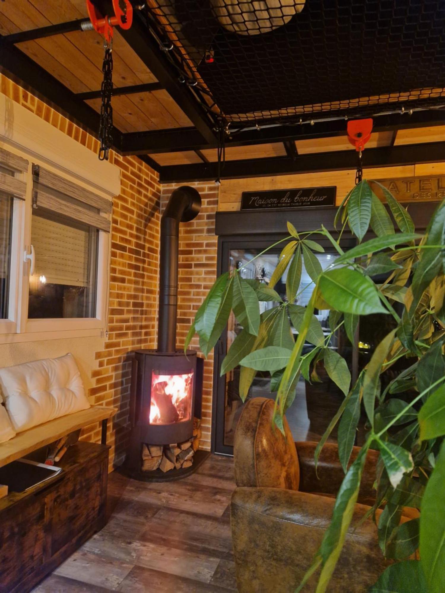 Chalet Industriel Avec Filet Et Spa Sorigny Eksteriør bilde
