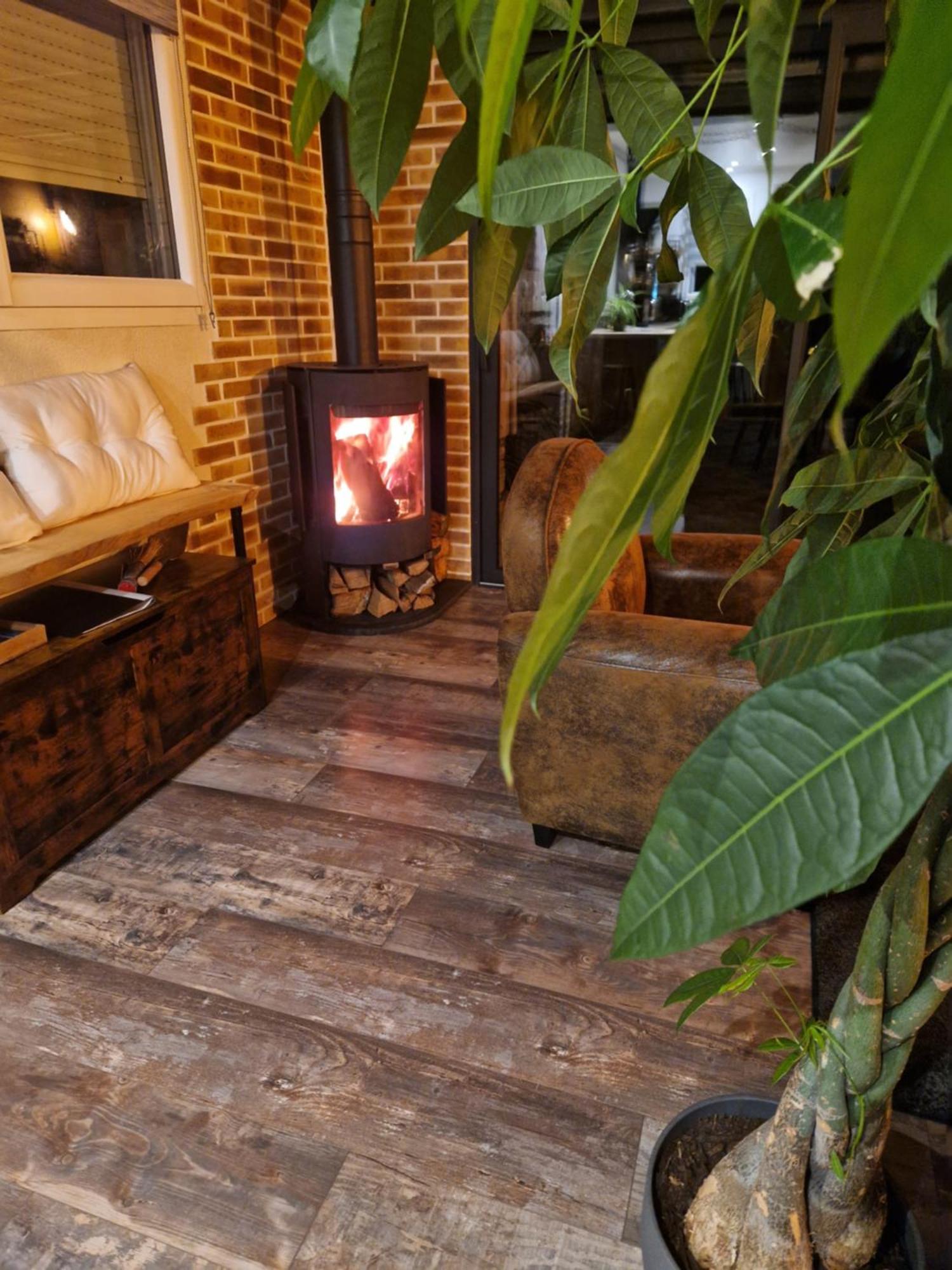 Chalet Industriel Avec Filet Et Spa Sorigny Eksteriør bilde